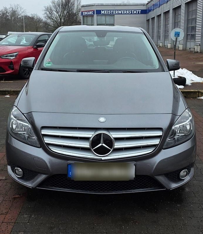 Grau Gebraucht 2013 Mercedes B180 Van / Kleinbus | 12.000 € (Guter Preis) - Bild 1/4