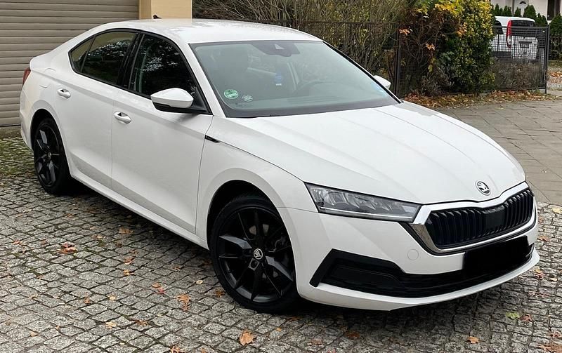Weiß Gebraucht 2023 Skoda Octavia Style Limousine | 14.900 € (Superpreis) - Bild 1/4