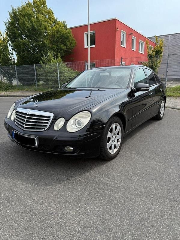 Schwarz Gebraucht 2007 Mercedes E220 Limousine | 6.800 € (Etwas zu teuer) - Bild 1/4