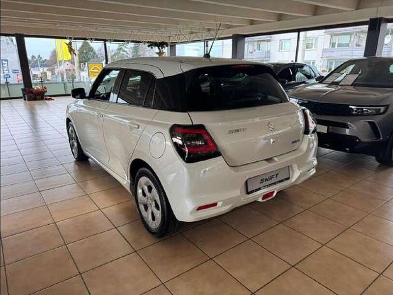 Gebraucht Suzuki Swift Comfort 83 PS (61 kW) 2024 Pure white pearl metallic Kleinwagen
