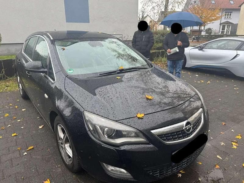 Gebraucht Opel Astra Innovation 140 PS (102 kW) 2012 Schwarz Limousine