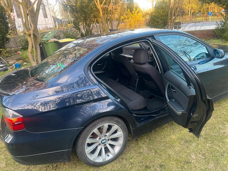 Gebraucht BMW 320 143 PS (105 kW) 2009 Blau Limousine