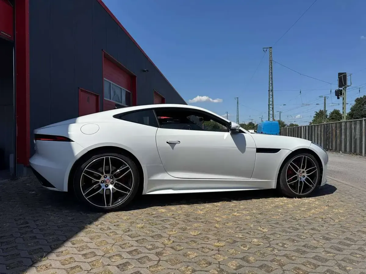 Gebraucht Jaguar F-Type Chequered Flag 300 PS (220 kW) 2019 Fuji white Coupé