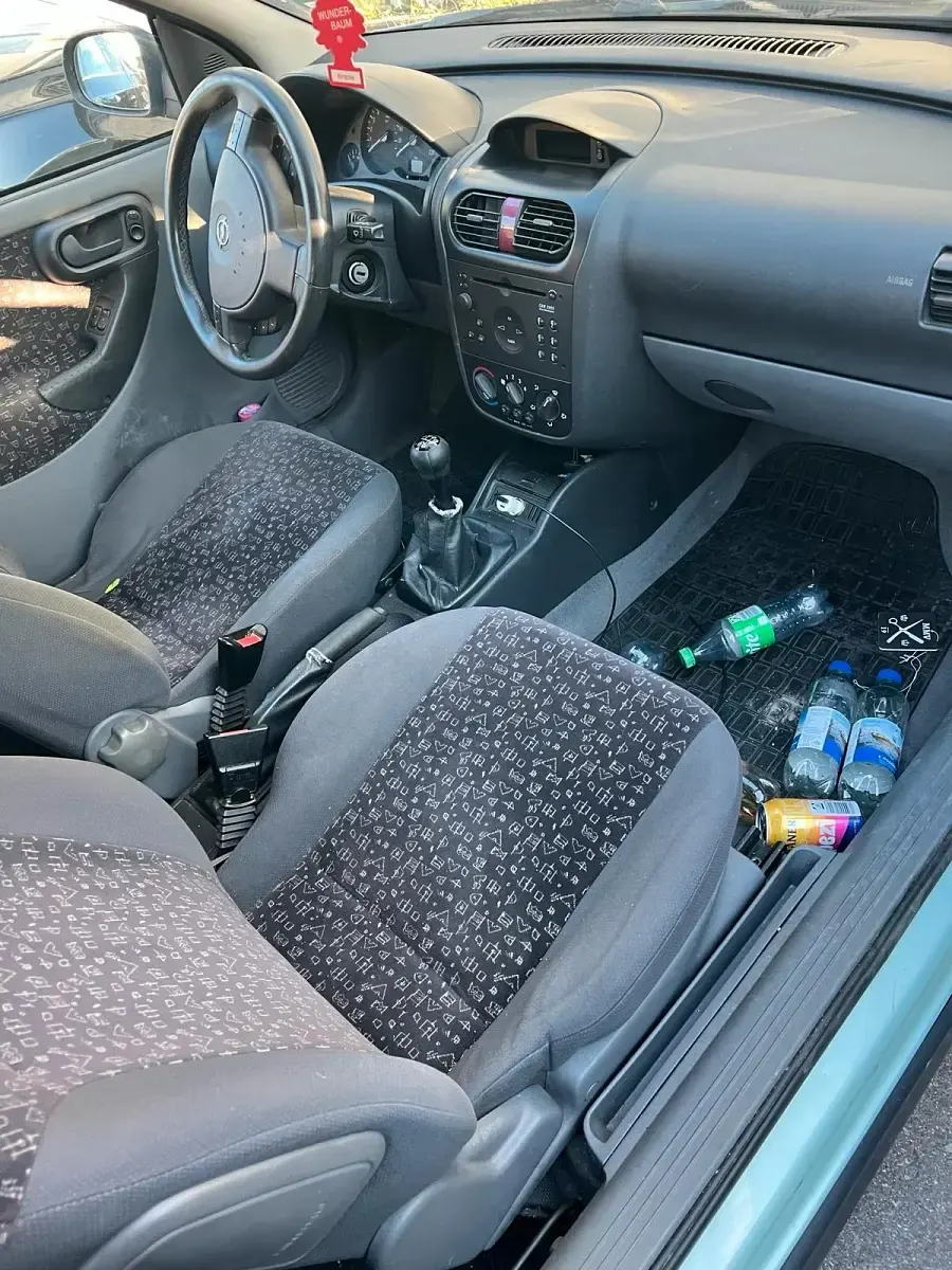 Używany Opel Corsa 55 KM (40 kW) 2000 Andere farben Sedan/Limuzyna