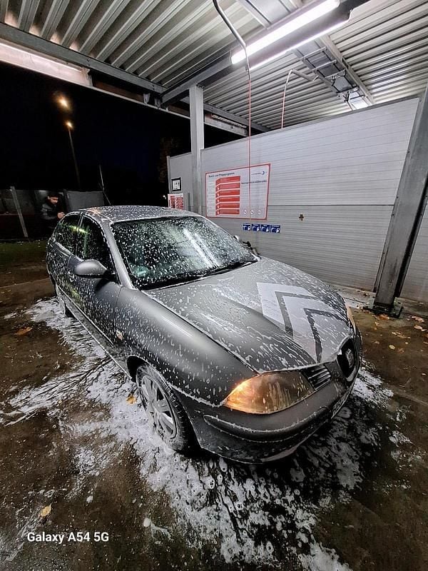 Grau Gebraucht 2004 Seat Ibiza Kleinwagen | 850 € (Fairer Preis) - Bild 1/4