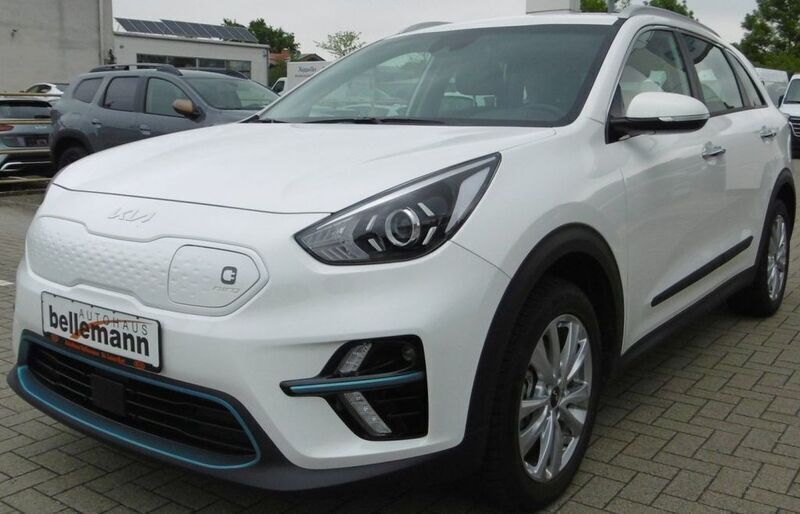 Weiß Gebraucht 2022 Kia e-Niro Vision SUV | 31.500 € (Etwas zu teuer) - Bild 1/4