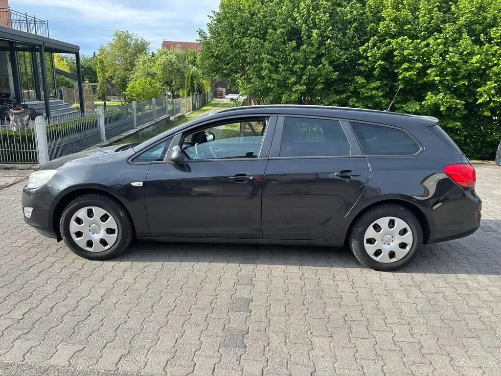 Gebraucht Opel Astra Design Edition 140 PS (102 kW) 2011 Schwarz Kombi