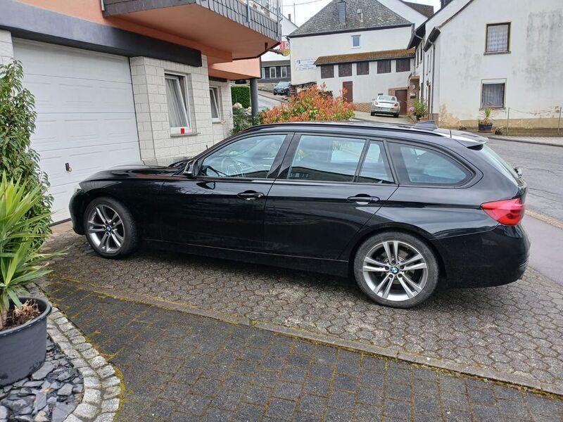 Schwarz Gebraucht 2019 BMW 320 Efficient Dynamics Kombi | 18.500 € (Superpreis) - Bild 1/4