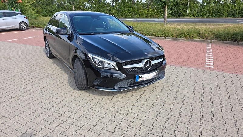 Schwarz Gebraucht 2019 Mercedes CLA180 Shooting Brake Kombi | 16.900 € (Guter Preis) - Bild 1/4