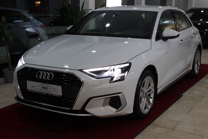 Weiß Gebraucht 2023 Audi A3 Sportback Sport Kombi | 26.700 € (Superpreis) - Bild 1/4