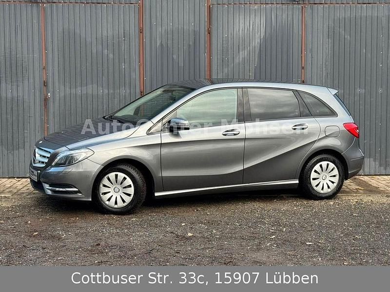 Grau Gebraucht 2013 Mercedes 180 Edition Limousine | 10.980 € (Guter Preis) - Bild 1/4