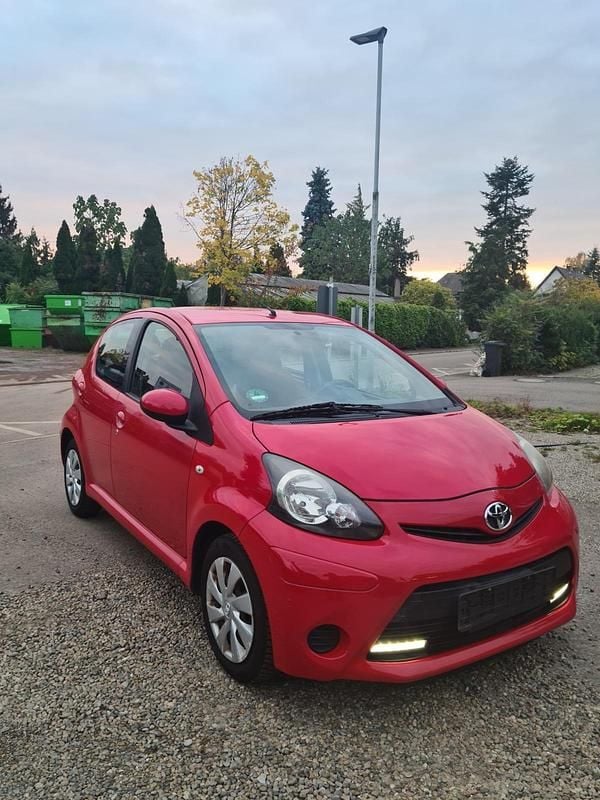 Rot Gebraucht 2013 Toyota Aygo Cool Kleinwagen | 4.490 € (Fairer Preis) - Bild 1/4