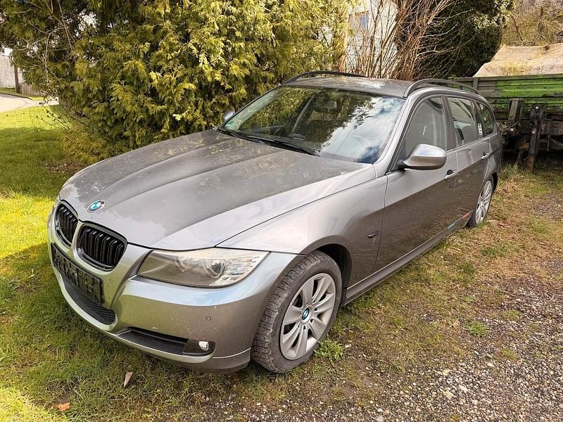 Gebraucht BMW 318 143 PS (105 kW) 2009 Grau Kombi