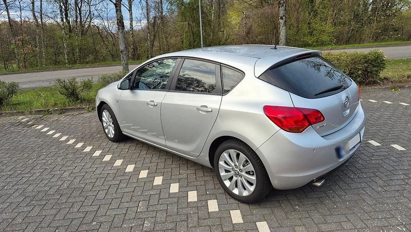 Gebraucht Opel Astra 140 PS (102 kW) 2011 Silber Kleinwagen