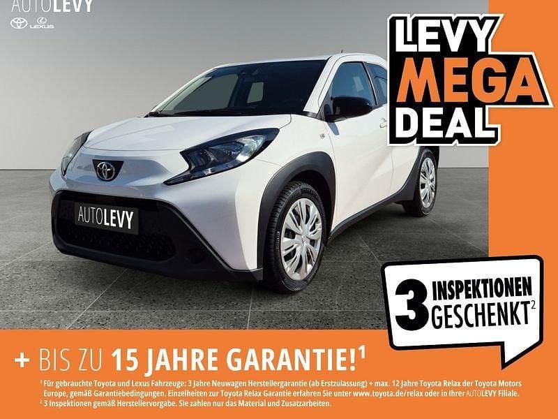 Weiß Gebraucht 2022 Toyota Aygo Play Kleinwagen | 12.998 € (Guter Preis) - Bild 1/4