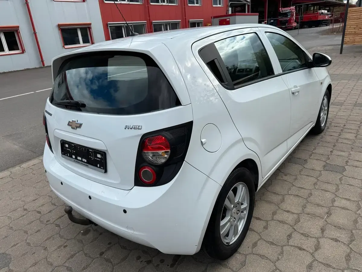 Gebraucht Chevrolet Aveo LT 95 PS (69 kW) 2012 Weiß Kleinwagen