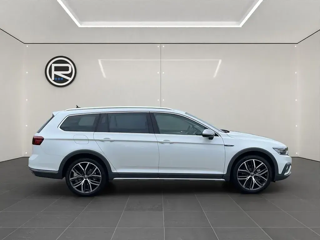 Gebraucht VW Passat Alltrack 200 PS (147 kW) 2022 Oryxwhite perlmutteffekt Kombi