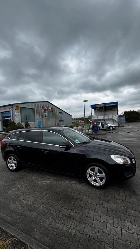 Second-hand Volvo V60 114 CP (83 kW) 2012 Negru Break