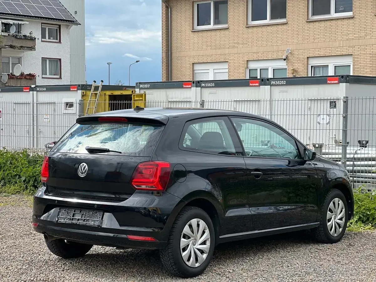 Używany VW Polo LOUNGE 90 KM (66 kW) 2016 Czarny Sedan/Limuzyna