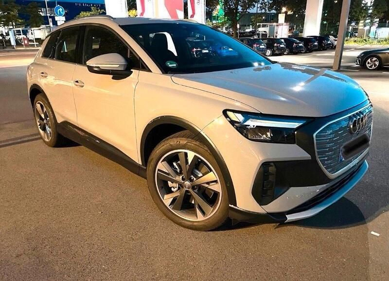 Grau Gebraucht 2022 Audi Q4 e-tron Advanced Plus SUV | 41.200 € (Teuer) - Bild 1/4