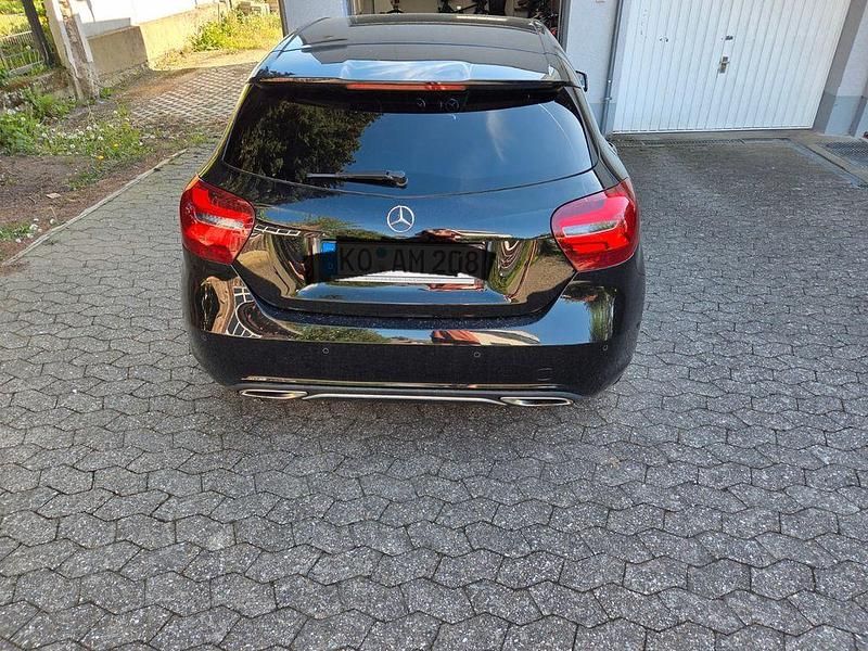 Gebraucht Mercedes A180 122 PS (89 kW) 2016 Schwarz Limousine