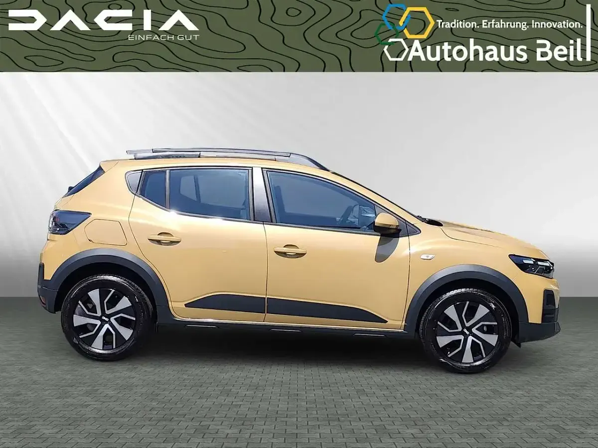 Neu Dacia Sandero Expression 122 PS (89 kW) 2026 Safaribeige Limousine