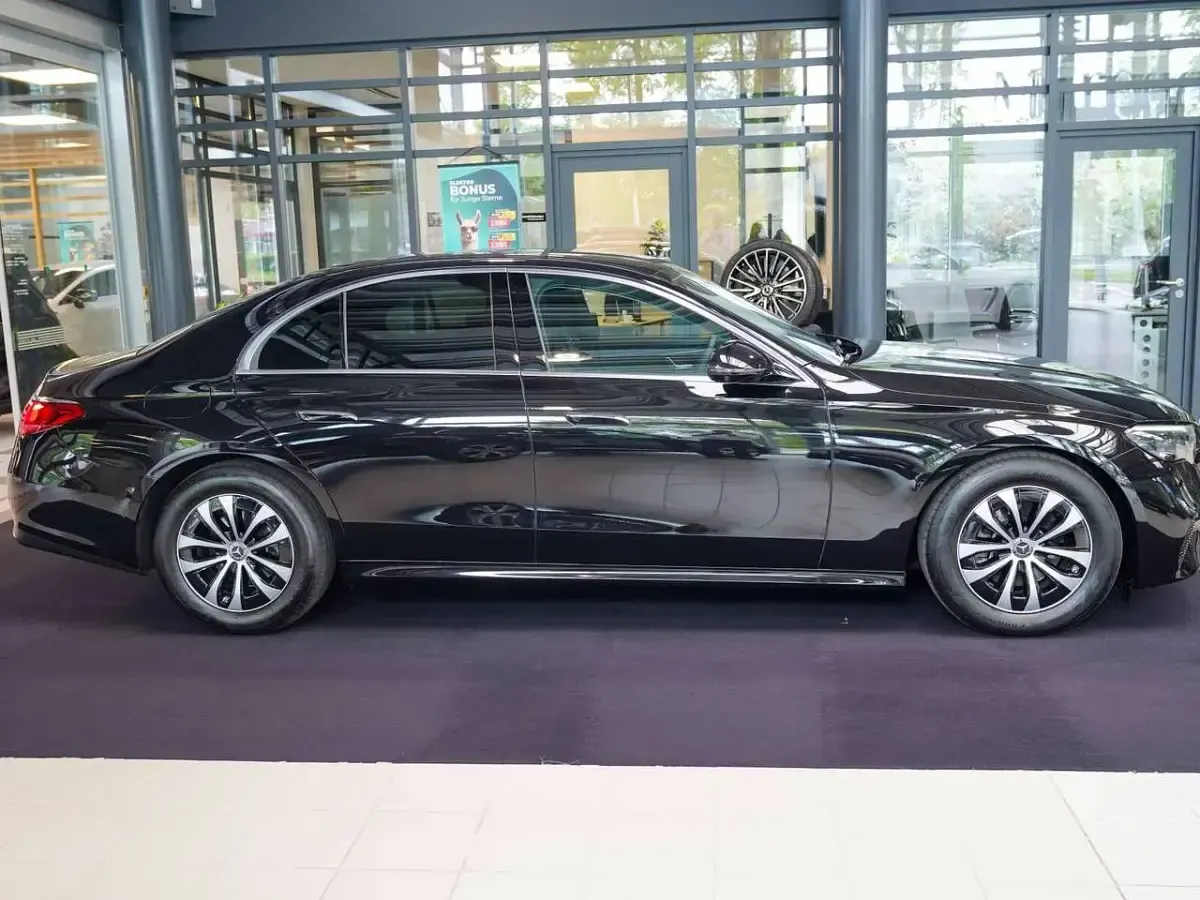 Second-hand Mercedes E220 Avantgarde 197 CP (144 kW) 2025 Negru Berlinǎ