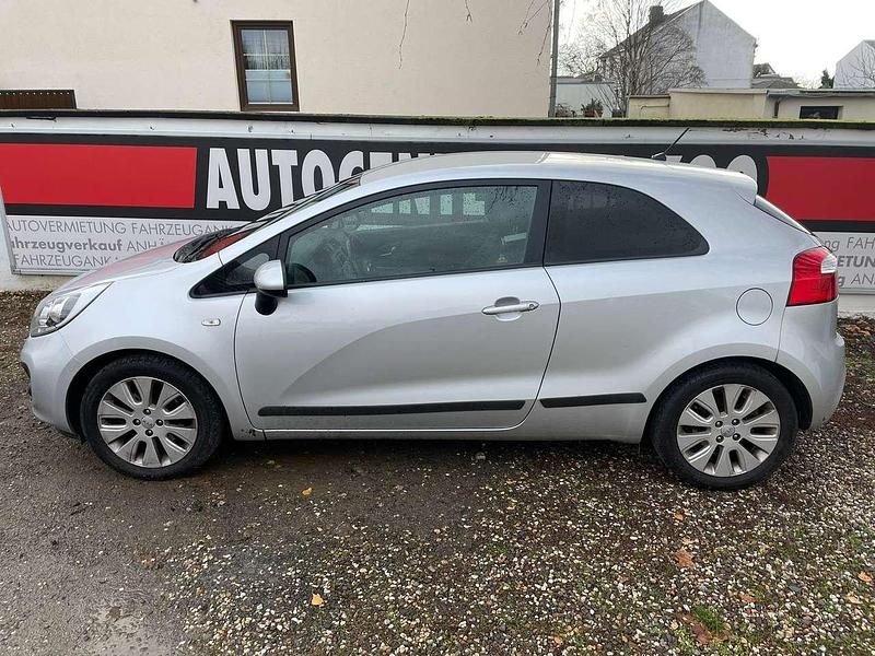 Brilliantsilber met. Gebraucht 2014 Kia Rio FIFA World Cup Edition Kleinwagen | 4.950 € (Teuer) - Bild 1/4
