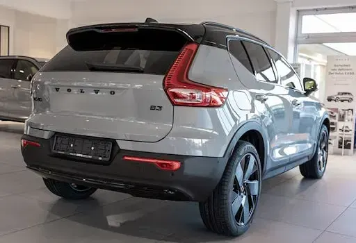 Neu Volvo XC40 Plus 163 PS (119 kW) 2025 Grau SUV