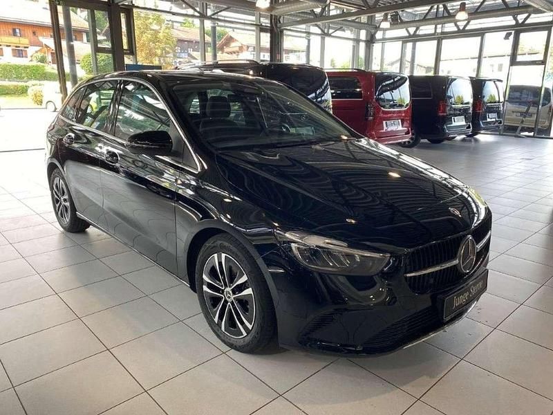 Gebraucht Mercedes B200 Advanced 163 PS (119 kW) 2024 Metalliclack kosmosschwarz Van / Kleinbus