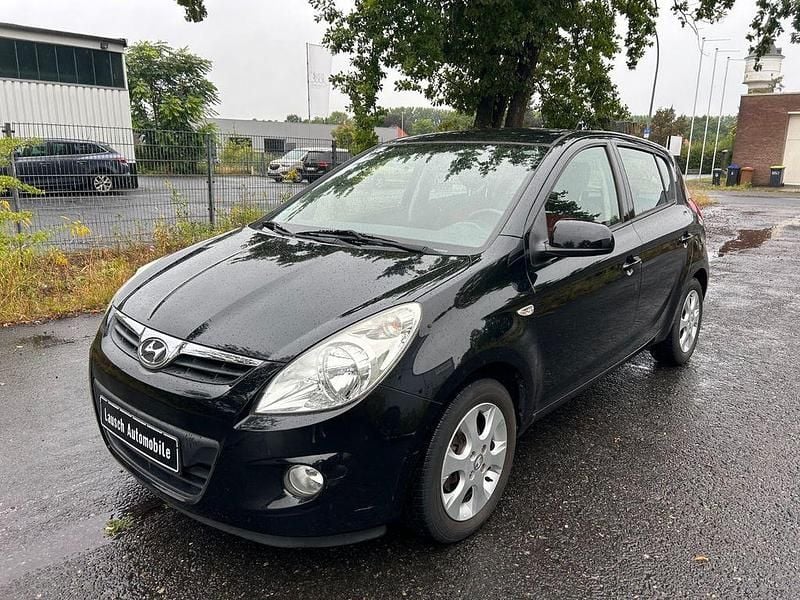 Schwarz Gebraucht 2011 Hyundai i20 Style Limousine | 6.900 € (Fairer Preis) - Bild 1/4