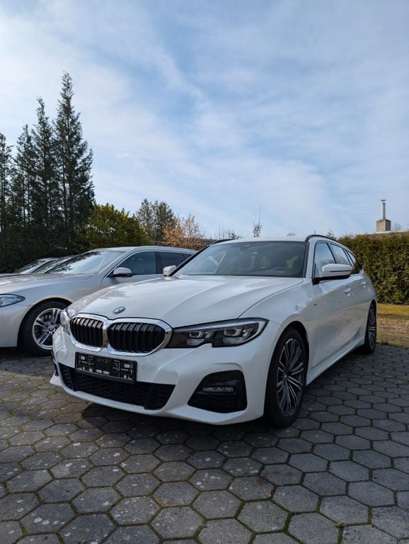 Weiß Gebraucht 2021 BMW 318 M Sport Limousine | 19.999 € (Guter Preis) - Bild 1/4