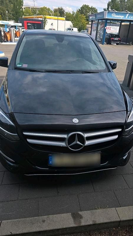 Schwarz Gebraucht 2015 Mercedes B180 Van / Kleinbus | 9.999 € (Guter Preis) - Bild 1/4