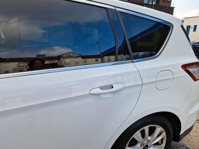 Gebraucht Ford S-MAX Titanium 179 PS (131 kW) 2016 Weiß Van / Kleinbus