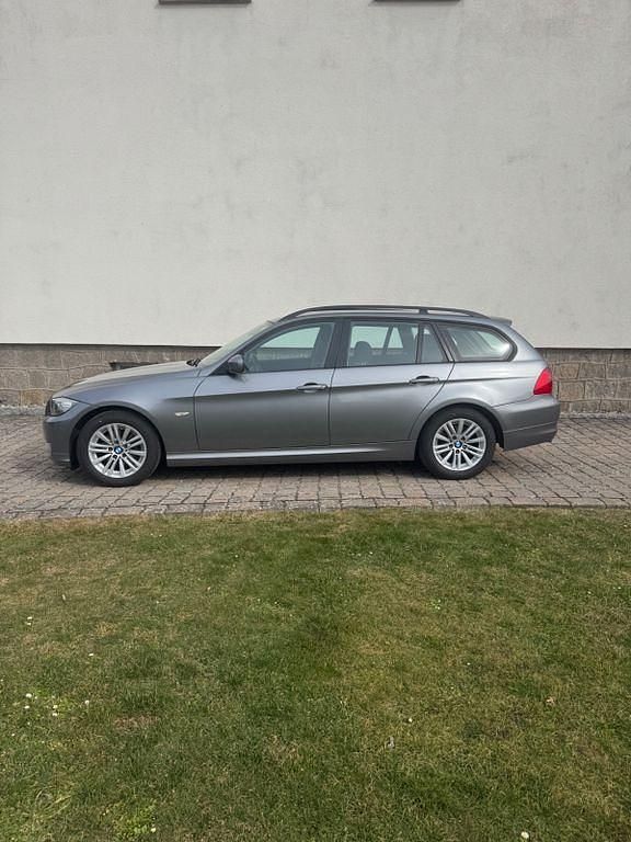 Gebraucht BMW 318 143 PS (105 kW) 2009 Grau Kombi