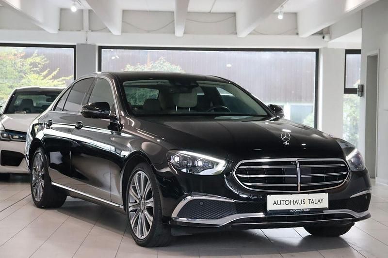 Schwarz Gebraucht 2021 Mercedes E300 Exclusive Limousine | 38.780 € (Teuer) - Bild 1/4