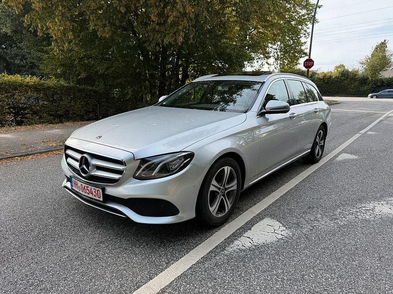 Grau Gebraucht 2018 Mercedes E220 Limousine | 16.590 € (Superpreis) - Bild 1/4