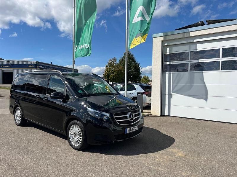 Schwarz Gebraucht 2018 Mercedes V220 Edition Van / Kleinbus | 32.800 € (Superpreis) - Bild 1/4