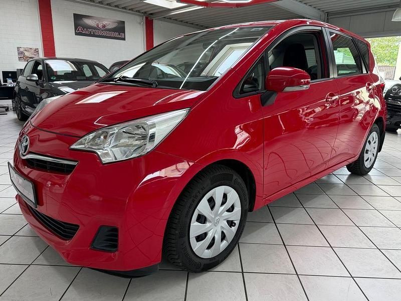 Rot Gebraucht 2012 Toyota Verso-S Life Van / Kleinbus | 4.400 € (Teuer) - Bild 1/4