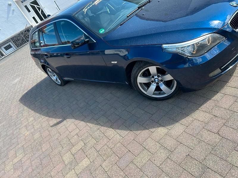 Gebraucht BMW 525 197 PS (144 kW) 2007 Blau Kombi