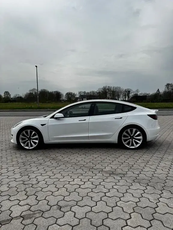 Second-hand Tesla Model 3 366 kW (498 CP) 2021 Alb Berlinǎ