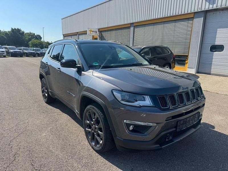 Grau Gebraucht 2020 Jeep Compass SUV | 22.270 € (Fairer Preis) - Bild 1/4