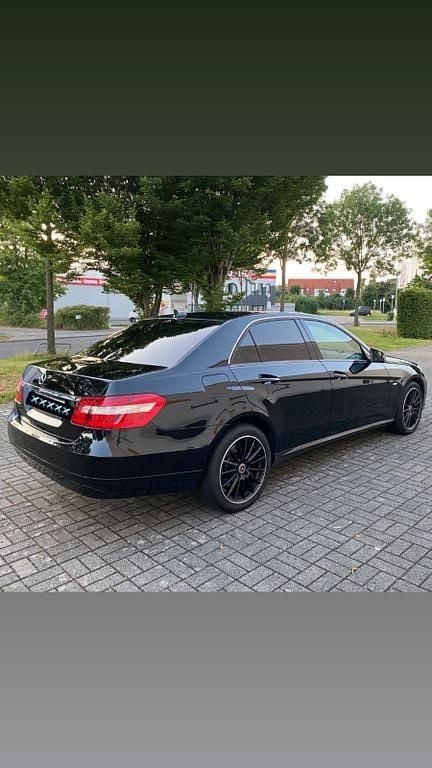 Schwarz Gebraucht 2010 Mercedes 220 Limousine | 7.100 € (Fairer Preis) - Bild 1/4