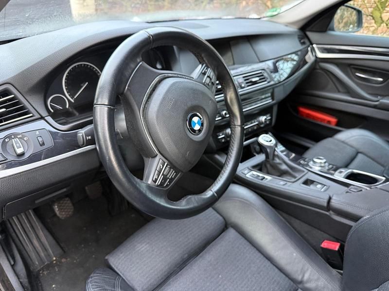 Gebraucht BMW 520 184 PS (135 kW) 2013 Grau Limousine