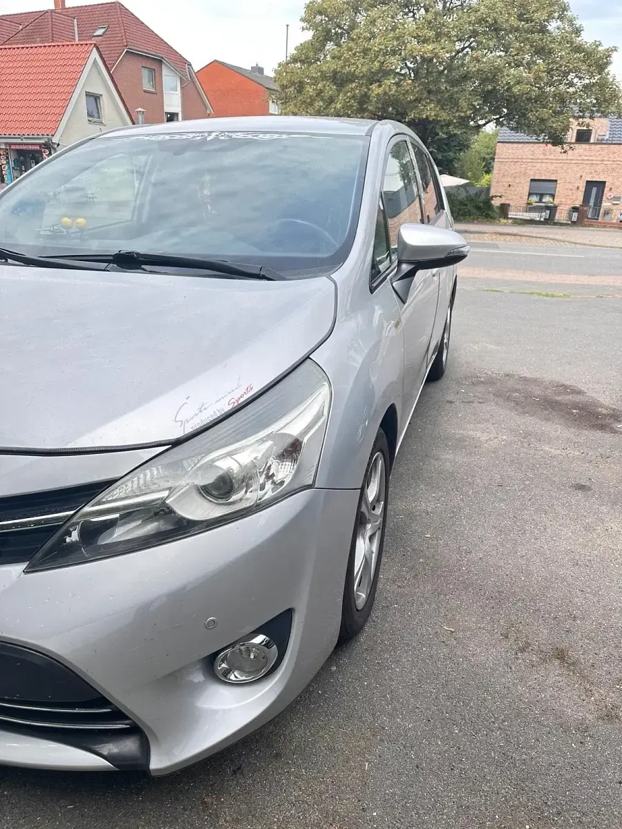 Gebraucht Toyota Verso 150 PS (110 kW) 2014 Silber Van / Kleinbus