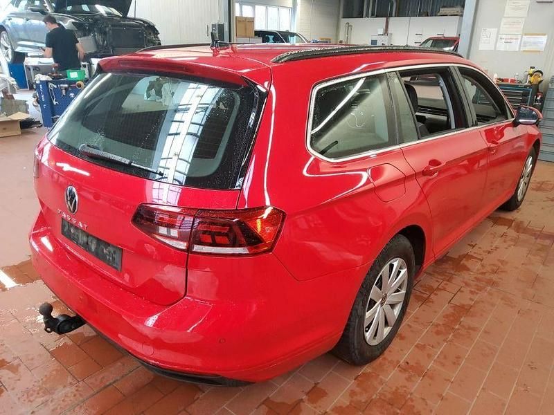 Gebraucht VW Passat Business 122 PS (89 kW) 2023 Tornadorot Kombi