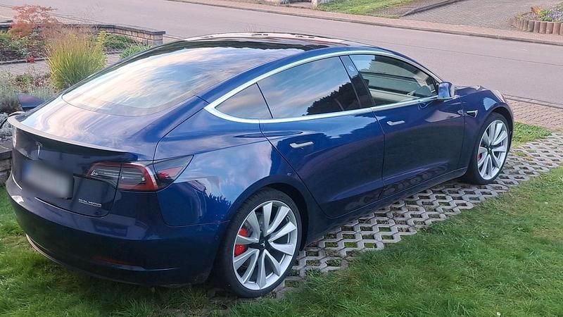 Blau Gebraucht 2019 Tesla Model 3 Performance Limousine | 25.300 € (Fairer Preis) - Bild 1/3