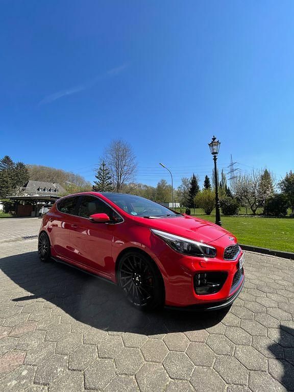Rot Gebraucht 2016 Kia Ceed GT-Challenge Kleinwagen | 13.000 € (Fairer Preis) - Bild 1/4
