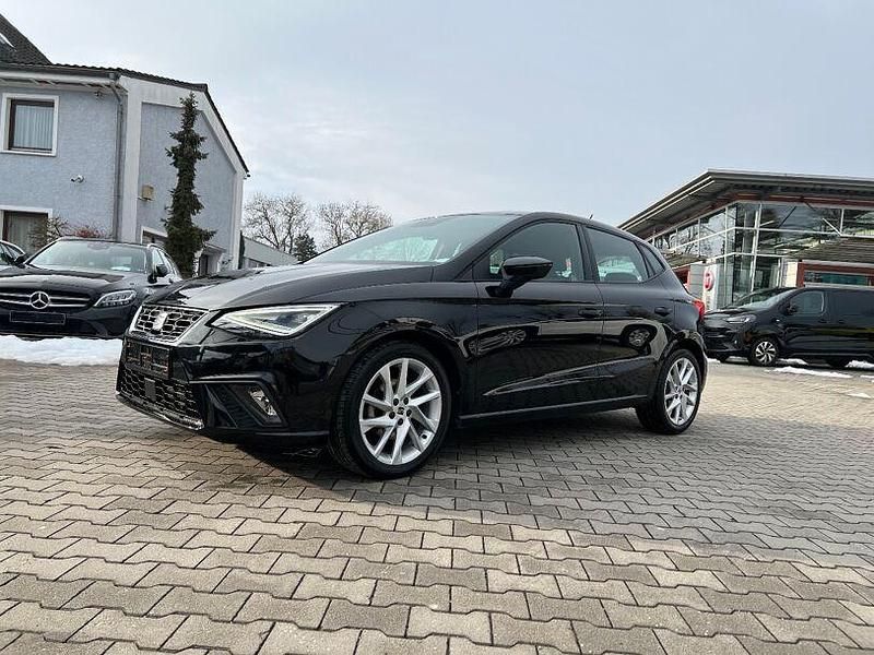 Mitternachtsschwarz (metallic) Gebraucht 2023 Seat Ibiza FR Kleinwagen | 18.990 € (Fairer Preis) - Bild 1/4