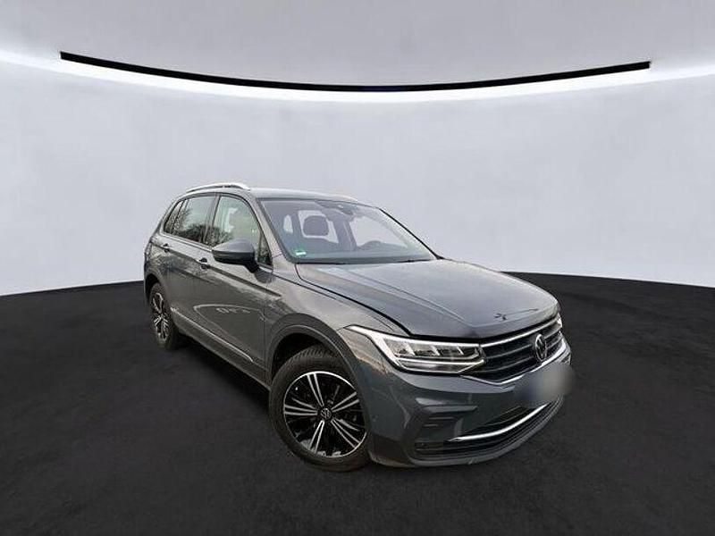 Gebraucht VW Tiguan Active 131 PS (96 kW) 2022 Grau SUV
